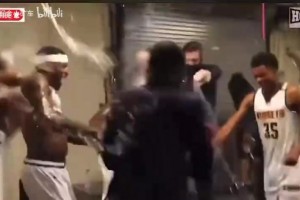 还能再翻吗？回顾20年掘金1比3落后强势翻盘的更衣室！