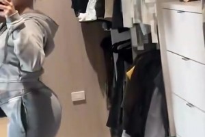 哈登女友在衣帽间自拍秀丰满臀部，这是登哥最爱吧