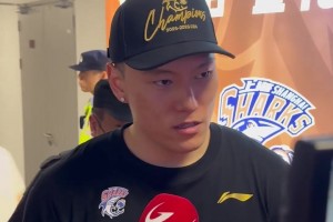看看张镇麟多受欢迎 ？场边采访被两位粉丝抢镜