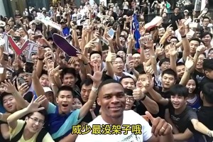 杨毅曾言：采访过的球星威少最没有架子，还搂着我肩膀跟我称兄道弟